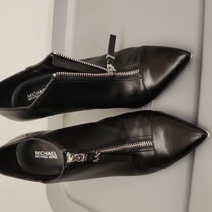 𝅺MICHAEL Kors women's size 10 black pointed toe heels great condition